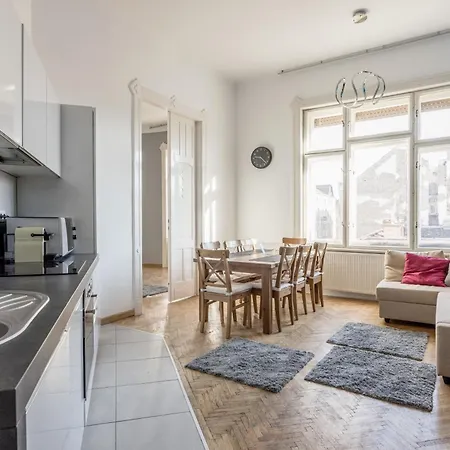 Spacious Three-bedroom In The Centre *