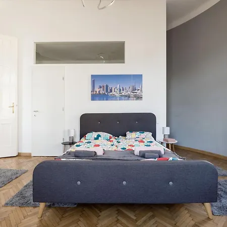Spacious Three-bedroom In The Centre Apartament *