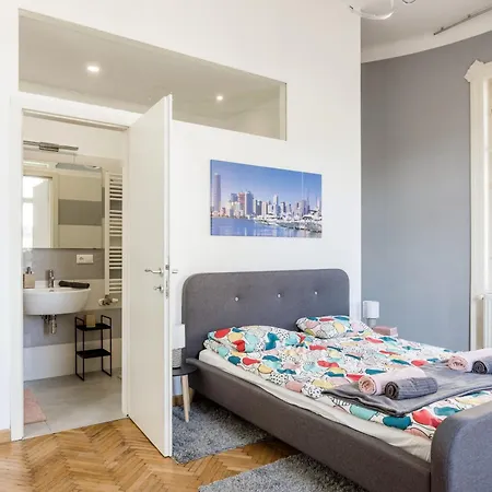Spacious Three-bedroom In The Centre Apartament