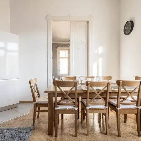 Spacious Three-bedroom In The Centre *
