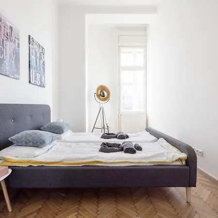 Spacious Three-bedroom In The Centre Apartament *
