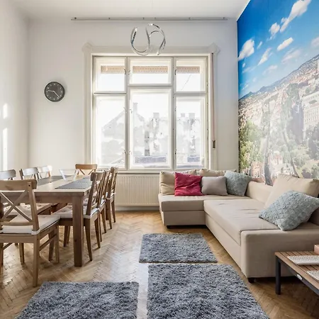 Apartament Spacious Three-bedroom In The Centre *
